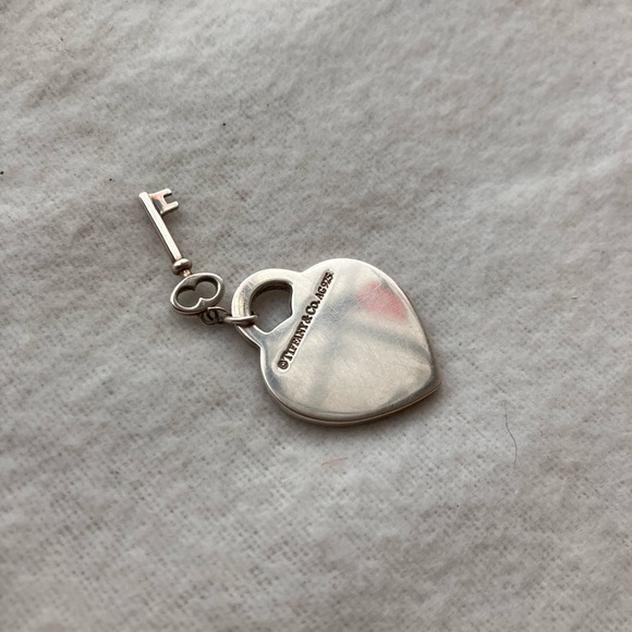 Authentic Tiffany & Co. RTT Heart & Key Retired pendant. Sterling Silver. - Picture 10 of 11